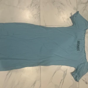 Ljusblå klänning  - Off the shoulder klänning som är ribbad. Super fin på sommaren och om trycket inte är något man gillar går den att ha bak och fram så täcks de. 🤩👏🏻storlek S men passar xs-M