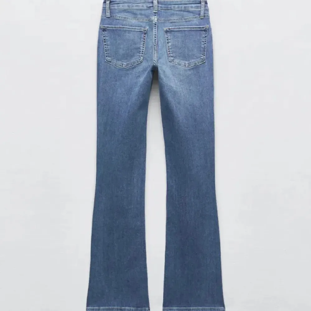 Snygga jeans från zara, lowwaist! Slutsålda tror jag!!! Tryck inte på köp nu. Jeans & Byxor.
