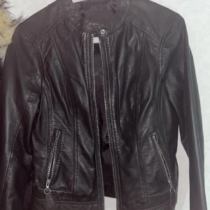 Rock and blue jacka  - Rock and blue skinnjacka i mycket gott skick, köpt på bubbleroom använt endast en gång så den är som helt ny. Storleken är 32 men passar även 34 :)