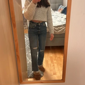 Breda jeans med hål - Ett par jättefina breda blåa jeans med hål vid knäna från Gina tricot. De har knappar istället för dragkedja 🩵Jag är 164 o längden är bra 💙