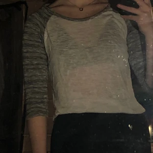 Trekvart tröja - Trekvarts tröja som är genomskinligt. Storlek M, men sitter lite tajt över axlarna.