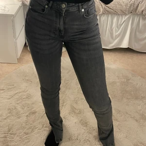 Skinny jeans med slits - Säljer ett par skinny jeans från Zara i strl 36! Använd ett få tal gånger, jätte bra skick!