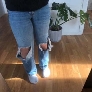 Jeans - Håliga jeans från Gina Tricot i storlek 34