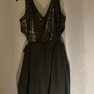 festlig glitterklänning - jättefin svart klänning som hade passat till flera tillfällen, ej använd då storleken tyvärr ej passade mig..hör av er vid intresse🥂