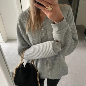 Vår jacka  - Säljer min superfina gråa vår jacka som är köpt på sellpy men som jag aldrig fått användning för! Vet tyvär inte märke eller storlek men skulle säga det är en S/M! Skriv privat för fler biler! Har inga defekter! 💕