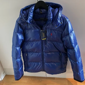 Ralph Lauren jacka  - Säljer en väldigt snygg Ralph Lauren som är HELT NY! nypris 4895kr! Mitt pris 3499kr! Jackan är i storlek S!  Hör gärna av dig om du har frågor!