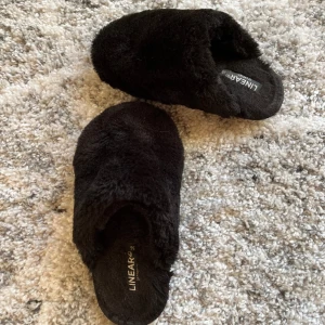 Fluffiga tofflor  - Svarta fluffiga tofflor som jag inte använder..är testade fåtal gånger men inte använda mer än så, så de är fortfarande super mjuka!