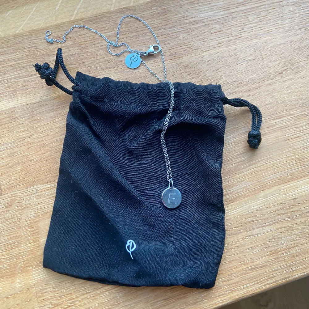 Säljer detta halsband och berlock med ett E från Edblad, då jag inte använder silver längre. Den lilla dustbagen följer självklart med 🩷 Köparen står för eventuell fraktkostnad 😇  . Accessoarer.