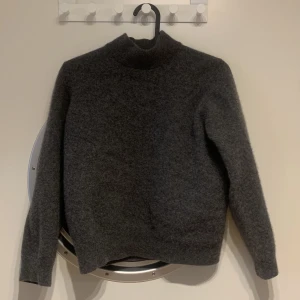 Grå tröja - Jättefin & skön cashmere tröja i grå färg! Materialet är så mjukt o skönt! Strl L står det men den är köpt utomlands o skulle säga att den sitter som en M! Pris kan diskuteras vid snabb köp :)