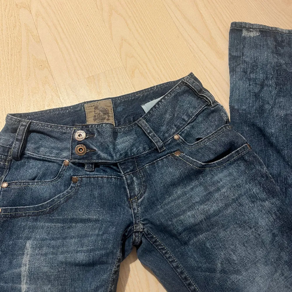 Jätte coola Low waist jeans med detaljer💗 . Jeans & Byxor.