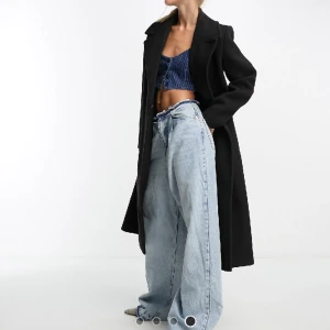 Svart vinter kappa, held oanvänd från ASOS - Helt oanvänd, med prislappen på. En snygg svart kappa från Asos, inte min storlek. 