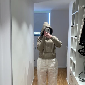 Hoodie från Bikbok - Jättefin hoodie ifrån Bikbok som slutats användas tyvärr:( Storlek Xs, två fläckar tyvärr som jag inte vet om de går att få bort därav priset. Jag kan självklart försöka få bort dem om det går! Skriv vid frågor🥰