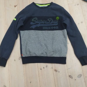 Superdry tjocktröja blå - Cool superdry hoodie från new york