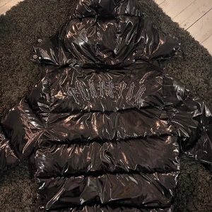 Trapstar Irongate Shiny Puffer - Helt ny Trapstar Irongate jacka. Säljer den för att den aldrig kommit till användning. Fler bilder eller information är det bara att fråga om!