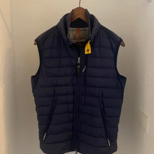 Parajumper väst - Parajumper väst i storlek S men passar även M. Självklart äkta! Använd sparsamt men finns lite slitage vid högra fickan som ej märks av. Hör av er vid funderingar😊