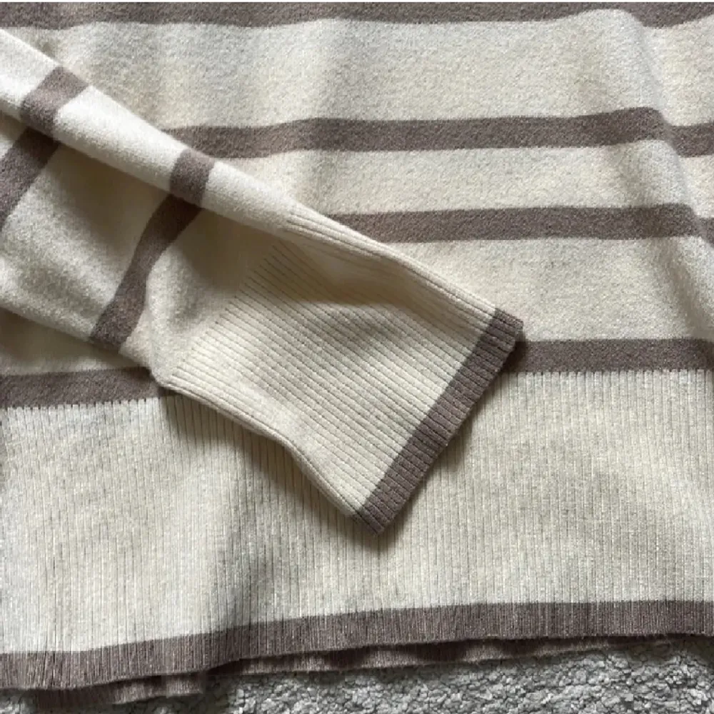 Jättefin stickad tröja från veromoda i nästan helt nytt skick, endast använd 1-2 gånger. Inga defekter alls🤍. Tröjor & Koftor.