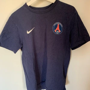 Tröja  - Mörkblå tröja i okej skick  Storlek M/L Ibrahimovic Nr 10 på ryggen 