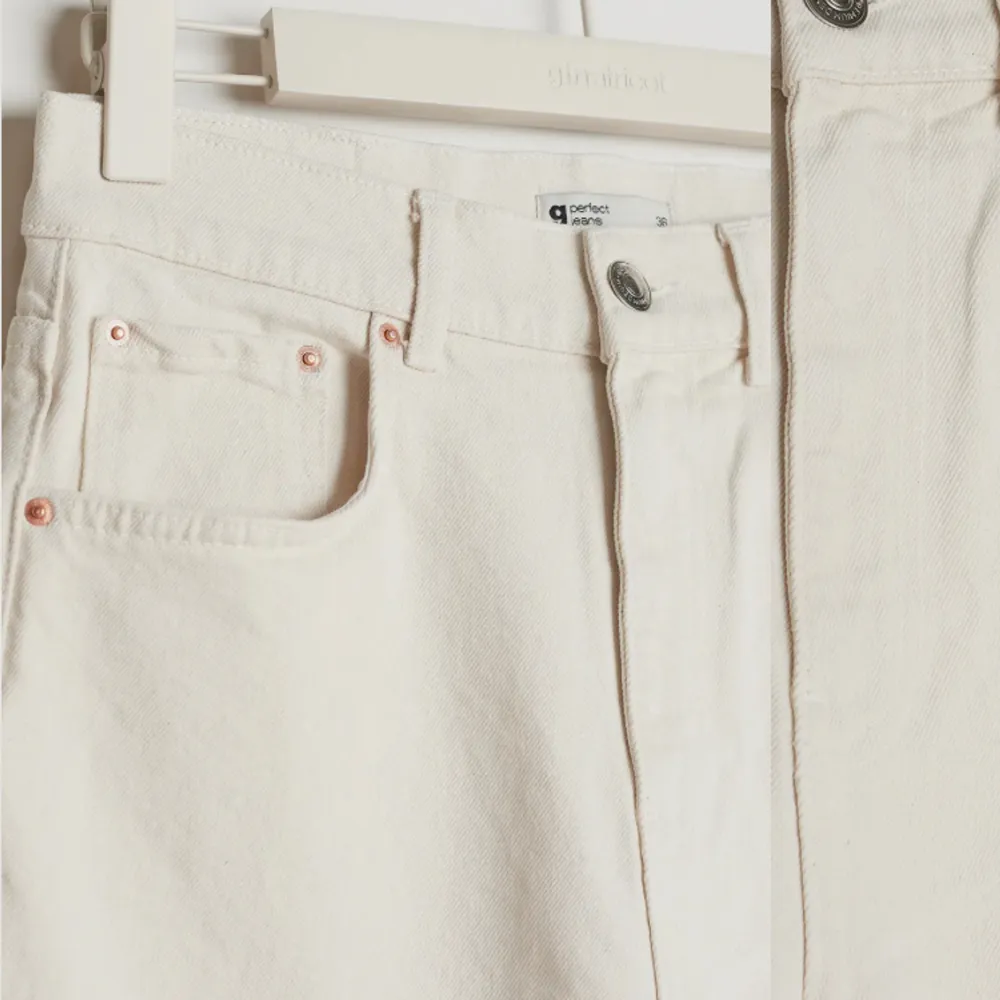 Söker dessa jeans från Gina. De är i färgen offwhite. Söker gärna i storlek 32 eller 34☺️. Jeans & Byxor.