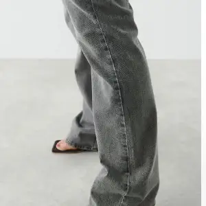 Säljer dessa superfina gråa jeans. Denhär tyvärr lite långa för mig. Är 163