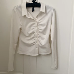 Vit topp  - Superfin vit topp!! Aldrig använd så nyskick men utan prislapp!! Stl s men massage xs även m!!💘