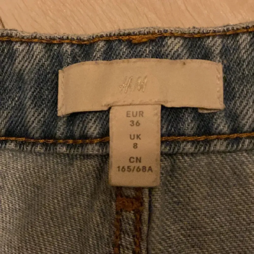 Baggy high waisted jeans från H&M!! Har knappt använt dom därför säljer jag<3 kontakta mig vid frågor. Jeans & Byxor.
