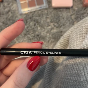 Pencil eyeliner - En svart kajalpenna från Caia. Helt oanvänd och oöppnad (fick i min julkalender).  Nypris: 195 kr Mitt pris: 120 kr
