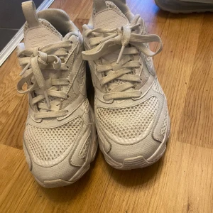 Nike  - Använda därav lite smutsiga men annars är dom i fint skick. Dom är normal stora i storleken