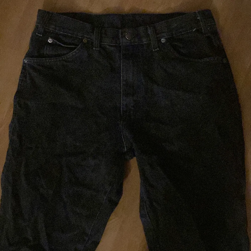 Jeans från Dickies, storlek 34x30. Riktigt bra kvalite och typ straight små baggy fit. Kontakta mig för fler frågor eller bilder. . Jeans & Byxor.