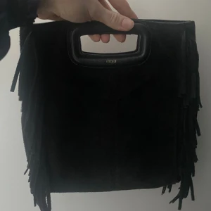 Maje väska - Säljer nu min jättefina svarta maje väska i den större modellen då jag inte får lika mycket användning för den som jag hade velat. Hör av er om du har några frågor eller vill ha fler bilder så löser jag det! Priset kan absolut diskuteras. Nypris 2800