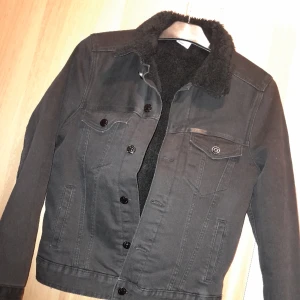 Fodrad jeansjacka  - Ny fodrad jeansjacka,  strl 38. Nypris 600. Mitt pris 300. 