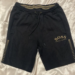 Hugo Boss shorts  - Dem e som nya. Kill shorts, djur finns i hemmet.💗