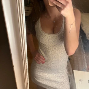 Blommig klänning - En blommig klänning, aldrig använd och ett skönt material.