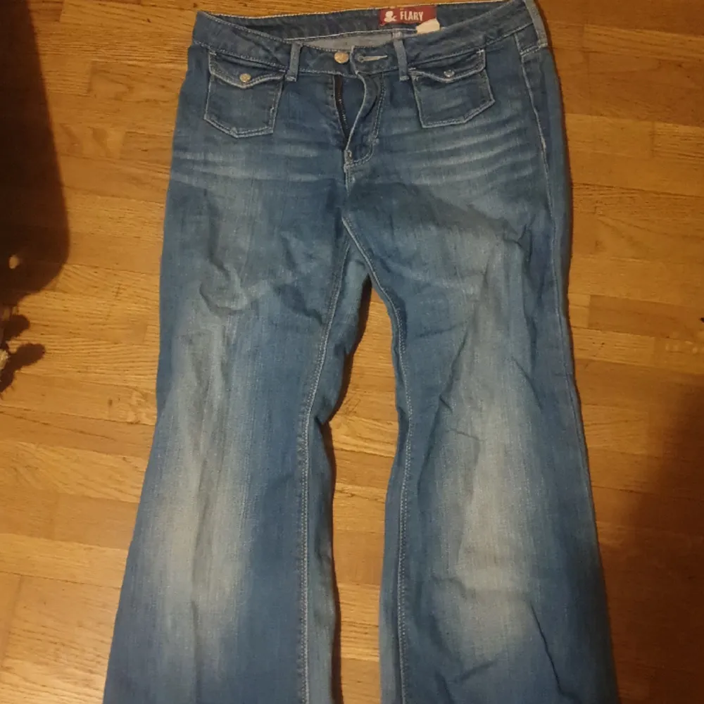 Jätte fina jeans men de är tyvärr för små för mig nu, skulle passa nån som har storlek xs. De är flared och lågmidjade. Det står storlek 164. Mått: Total längd: 86 cm, Innerbenslängd: 64 cm, midjemått: 36 cm. Jeans & Byxor.