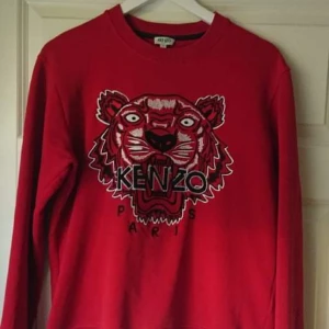 Kenzo Sweatshirt RÖD - Kenzo sweatshirt RÖD, nyskick Size M 900kr
