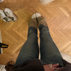 Lågmidjade jeans - SUPER snygga coola lågmidjade utsvängda jeans midjemått 75 