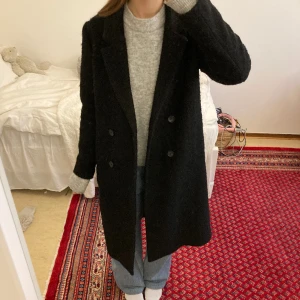 Ullkappa - Fin svart kappa i 40% ull från monki. Den är köpt detta året så har inte hunnit använda den så mycket, säljer då jag fått en liknande som jag gillar mer:) Jag är 169 för referens ❣️
