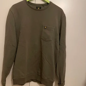 Lyle & Scott Sweater - Storlek M Bra skick Se bild tre för tvättråd och material.