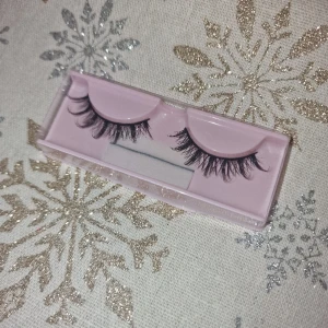 Fransar - Super fina volymfransar, franslim medföljer (se bild). Har 4st par, priset är för styck, vid köp av alla får man en extra på köpet 🥰