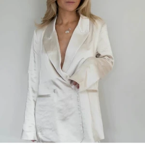 Satin blazer  - Helt ny med prislappen kvar. Nypris är 699kr. Slutsåld idag på hemsidan 