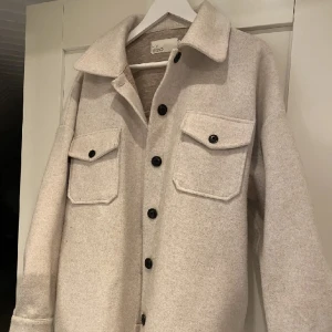 Kappa  - Säljer min beiga kappa då jag inte använder den så mycket! Skriv för mer information 😇