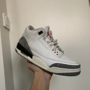 Jordan 3 white cement - De ikoniska sneakers som revolutionerade streetstyle och räddade samarbetet mellan Nike och Jordan. Originellt släppta år 1988, och  är en av dem mest klassiska skorna man kan få tag på. Dessa kommer i storlek 44 i mindre användning!