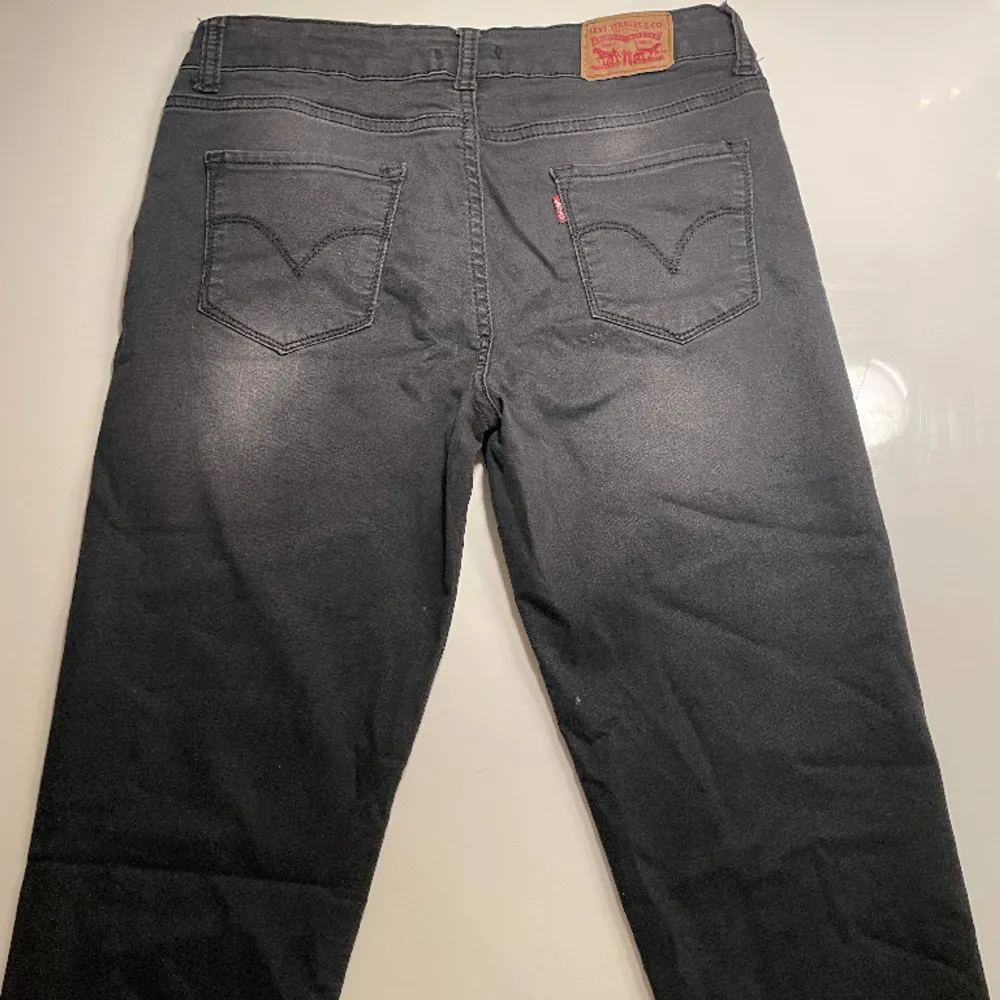 711 skinny jeans från Levis, använda ett fåtal gånger därmed mycket bra skick. . Jeans & Byxor.