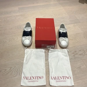 Valentino Garavani - Säljer mina valentino garavani i storlek 45. Skorna är i ett otroligt bra skick och boxen och allt finns med. Skorna passar även bra om man har runt 44-44,5. Färgen är marinblå men ser mer ut som svart på fotot.