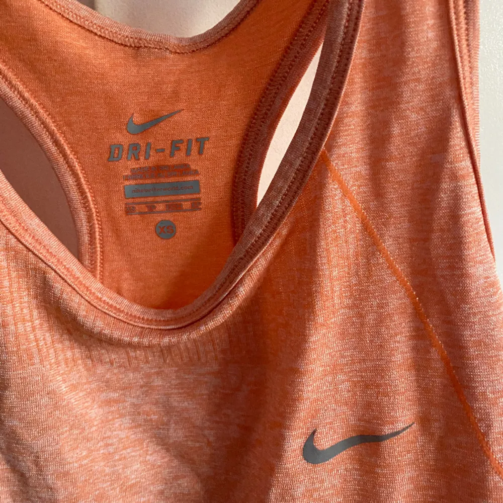 Nike linne dri-fit. Använd fåtal gånger.. Toppar.