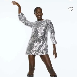 Glittrig klänning - Klänning som passar perfekt till nyår, endast använd 1 gång förra nyår! Köpt för 450 kr på Hm🤎