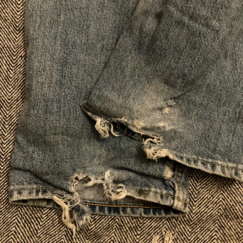 Ljusblåa jeans från Monki i storlek 26, ja är 160cm och ja tror att de skulle passa från typ 150-165cm. De är lite baggy och högmidjade. Använda och är lite slitna längst ner på båda benen.. Jeans & Byxor.