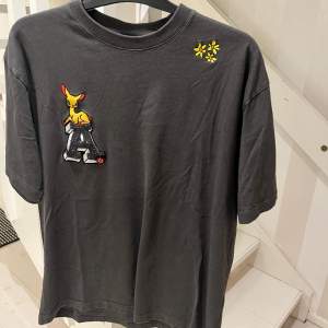 Säljer en Axel Arigato T-shirt som är använd några gånger men behövs strykas! Kan fraktas eller hämtas i Sandviken  