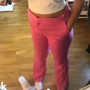 Rosa kostym byxor - (Lånad bild) Rosa kostymbyxor i storlek M, utsvängda längre ner