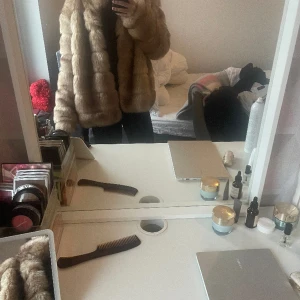 Päls kappa  - Fusk päls jacka/kappa, oanvänd. Väldigt mysigt och sexig på.   Passar 36-40  Pris kan diskuteras