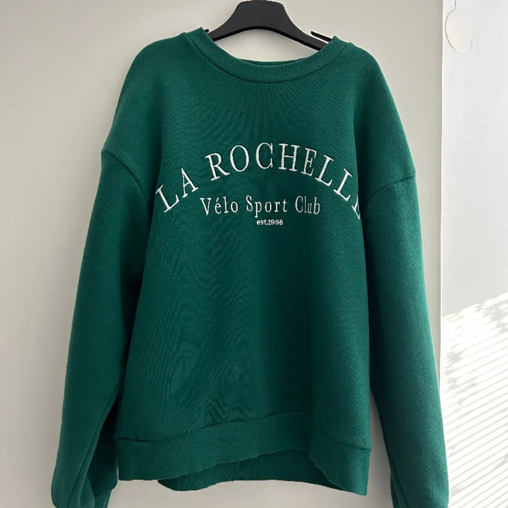 Säljer denna fina gröna tröjan från Gina Tricot. Den är i storlek Xs💓 Den har använts ganska mycket men är fortfarande i bra skick. Skriv privat vid frågor!. Hoodies.